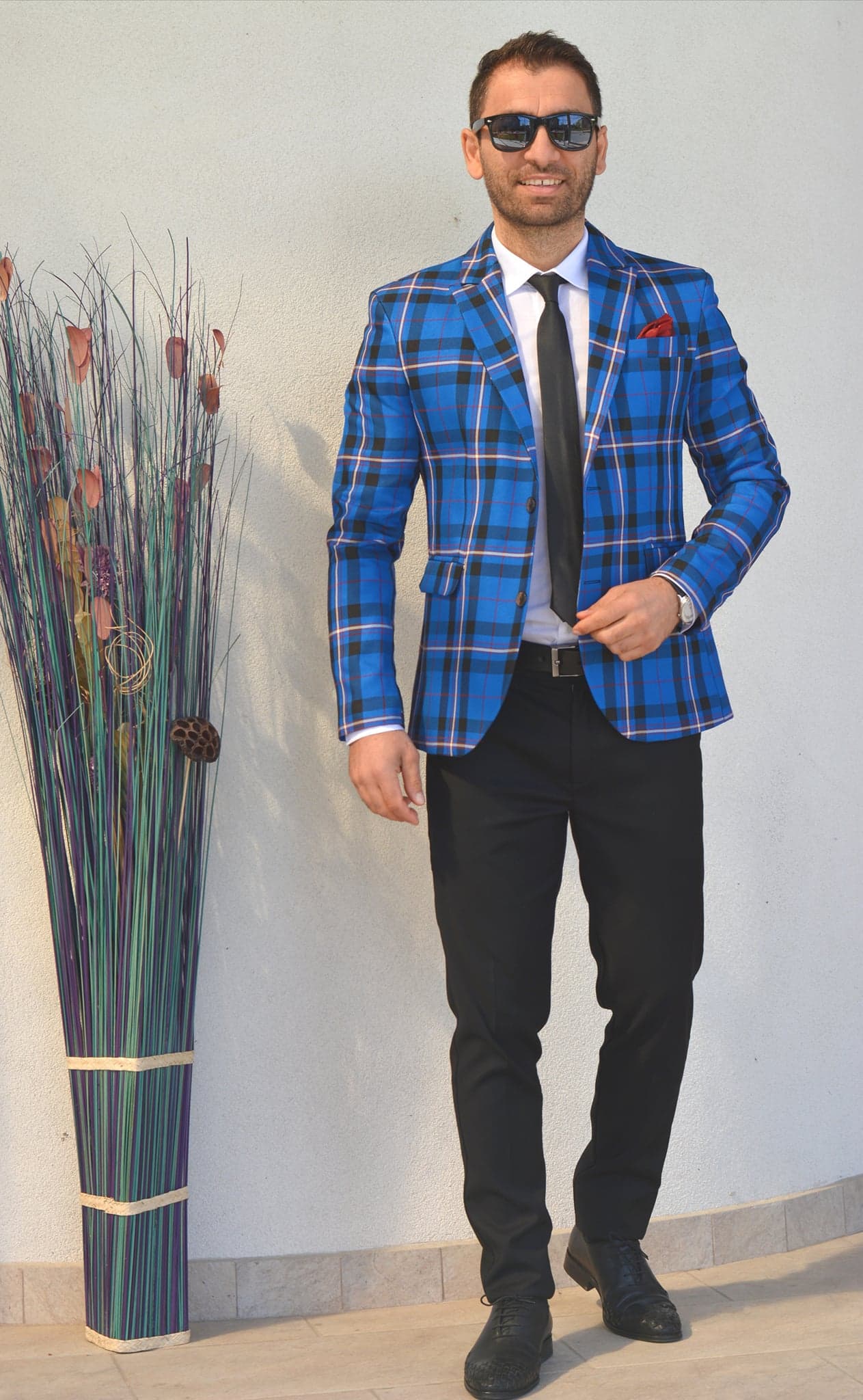 Costum barbat, sacou albastru electric in caro negru si alb si pantalon negru.