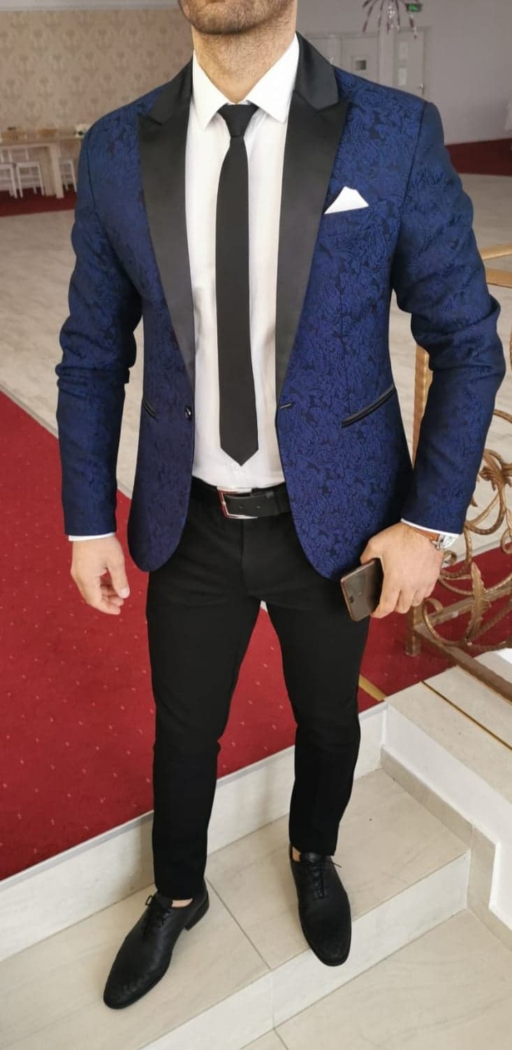 TINUTA CEREMONIE, SACOU ALBASTRU BROCARD, PANTALON NEGRU.